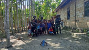 Keceriaan Anak-Anak Papua Bermain Bersama Satgas Pamtas Yonif 711/Rks
