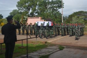 Danrem 174 Merauke Pimpin Upacara Pengantaran Jenazah (Alm) Mayor Ckm dr. Beni Arjihans, M.Si. Med, Sp.B.