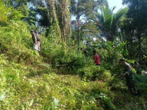 Satgas Yonarhanud 11/WBY Bantu Tahap Awal Pembuatan TPU di Desa Pasalolu Kecamatan Tehoru