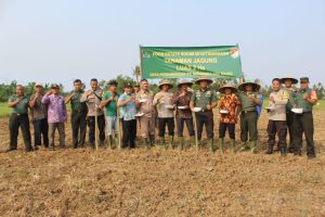 Dandim 0510/Tigaraksa Tinjau Lokasi Tanam Jagung Program Ketahahan Pangan Korem 052/Wkr