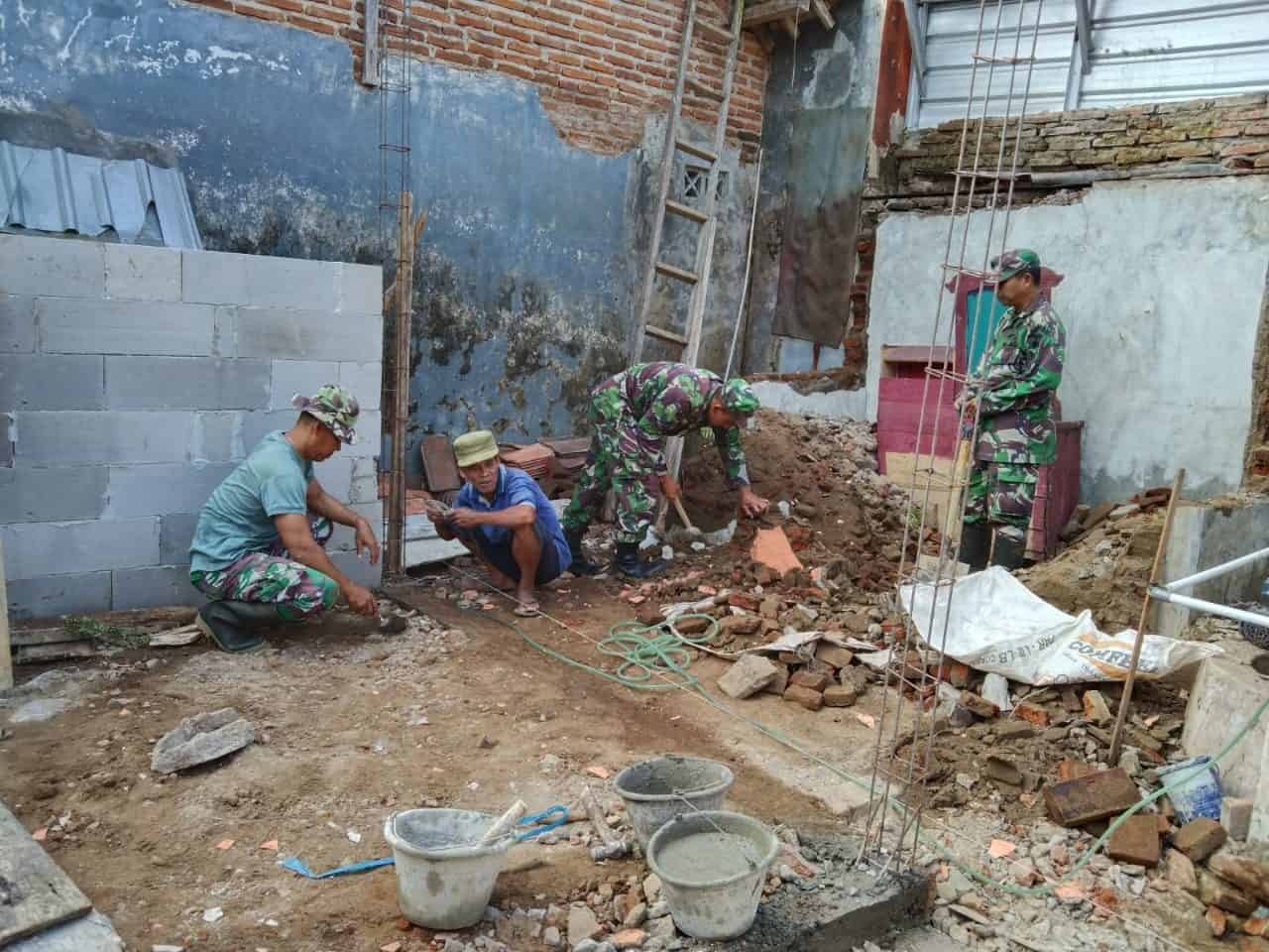 Babinsa Koramil 15- 1701/Doro Gotong-Royong Bangun Rumah Tidak Layak Huni