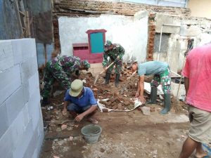 Babinsa Koramil 15- 1701/Doro Gotong-Royong Bangun Rumah Tidak Layak Huni