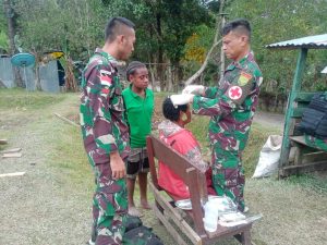 Satgas Pamtas Yonif Raider 142/KJ Obati Mama Papua yang Luka di Kepala Akibat Terkena Benda Tumpul
