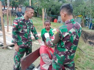 Satgas Pamtas Yonif Raider 142/KJ Obati Mama Papua yang Luka di Kepala Akibat Terkena Benda Tumpul