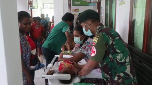 Peduli Kesehatan Ibu dan Balita Papua, Satgas Yonif RK 136/TS Gelar Posyandu