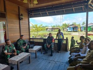 Kunjungi Pos Kokoda, Dansatgas Yonif RK 136/TS Cek Sarana dan Prasarana serta Kondisi Prajurit