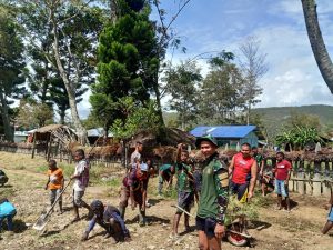 Satgas Pamtas Yonif Raider 142/KJ Gotong Royong Bersihkan Jalan Kampung Bolakme