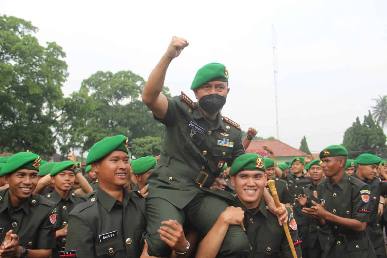 Danpusdik Termuda Kecabangan Kodiklatad TNI AD Pimpin Upacara Penutupan Dikjurta Bekang Abituren Dikmata TNI AD