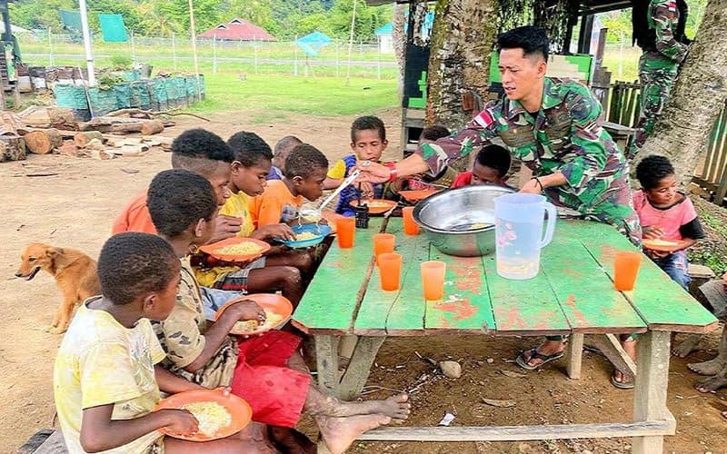 Peduli Generasi Muda, TNI AD Buat Anak-Anak di Papua Tersenyum Lebar