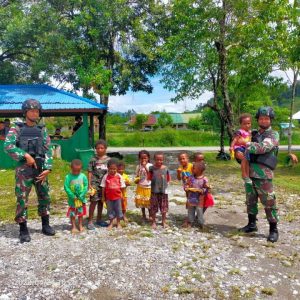 Peduli Generasi Muda, TNI AD Buat Anak-Anak di Papua Tersenyum Lebar