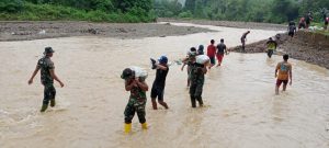 Satgas Kodim Maluku Yonarhanud 11/WBY Bersama Warga Negeri Kaitetu Bangun Tanggul Darurat