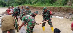 Satgas Kodim Maluku Yonarhanud 11/WBY Bersama Warga Negeri Kaitetu Bangun Tanggul Darurat