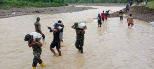 Satgas Kodim Maluku Yonarhanud 11/WBY Bersama Warga Negeri Kaitetu Bangun Tanggul Darurat
