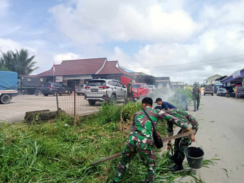 Satgas Pamtas RI-Malaysia Yonarmed 19/105 Trk Bogani Karya Bakti Bersihkan Terminal Badau