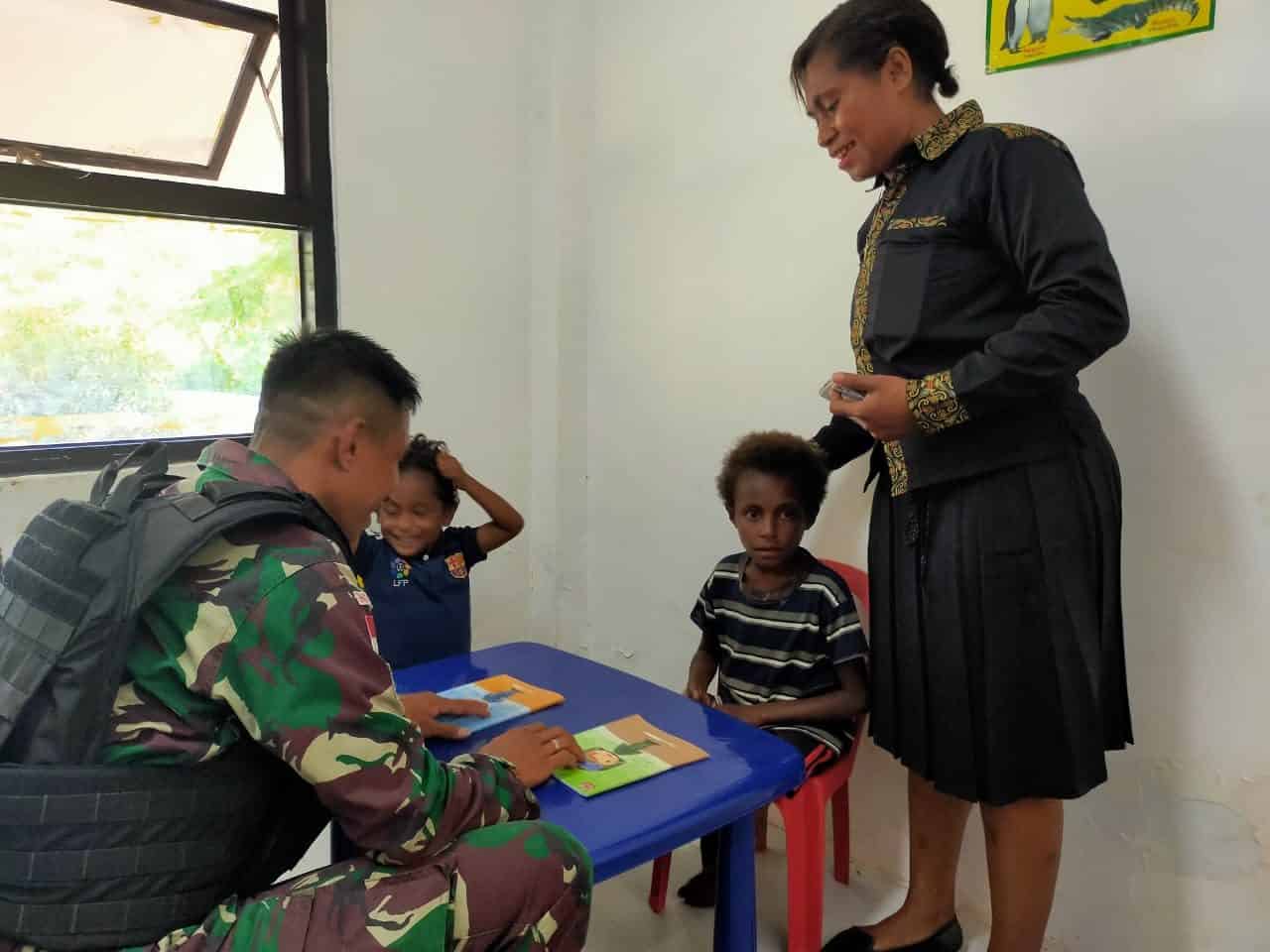 Satgas Pamtas Yonif 711/Rks Temani Anak-Anak Paud Irene Belajar Sambil Bermain