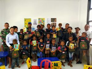 Satgas Pamtas Yonif 711/Rks Temani Anak-Anak Paud Irene Belajar Sambil Bermain
