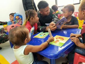 Satgas Pamtas Yonif 711/Rks Temani Anak-Anak Paud Irene Belajar Sambil Bermain