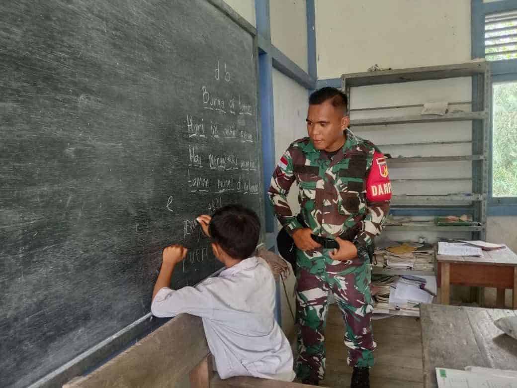 Cerdaskan Generasi Bangsa, Personel Satgas Pamtas RI-Malaysia Yonarmed 19/105 Trk Bogani Bantj Mengajar di Perbatasan