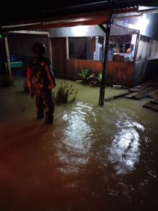 Tanpa Kenal Waktu, Kesigapan Babinsa Kodim 1311/Morowali Bantu Warga Terdampak Banjir