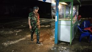 Tanpa Kenal Waktu, Kesigapan Babinsa Kodim 1311/Morowali Bantu Warga Terdampak Banjir