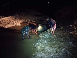 Tanpa Kenal Waktu, Kesigapan Babinsa Kodim 1311/Morowali Bantu Warga Terdampak Banjir