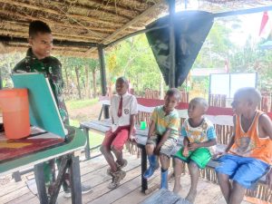 Anak-Anak Distrik Kelila, Diajari Baca, Tulis dan Berhitung Oleh Satgas Yonif R 142/KJ
