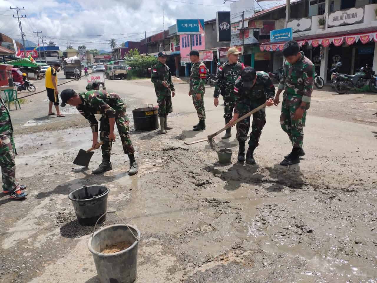 Satgas Pamtas Yonif 645/Gty Karya Bakti Pengecoran Jalan Raya Di Perbatasan