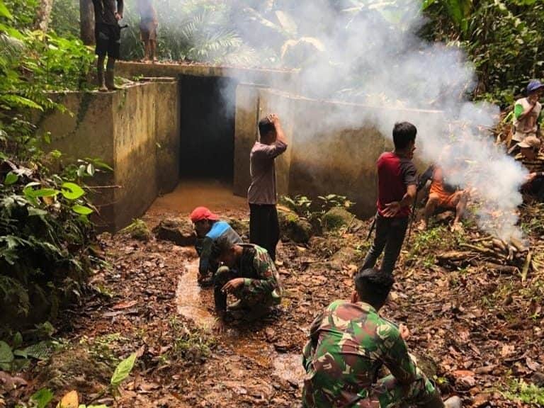 Satgas Pamtas RI-Malaysia Yonarmed 19/105 Trk Bogani Bantu Bersihkan Bak Penampungan Air