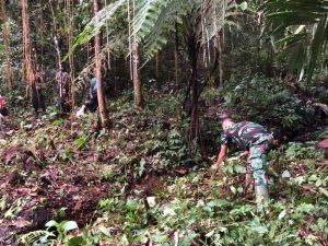 Satgas Pamtas RI-Malaysia Yonarmed 19/105 Trk Bogani Bantu Bersihkan Bak Penampungan Air