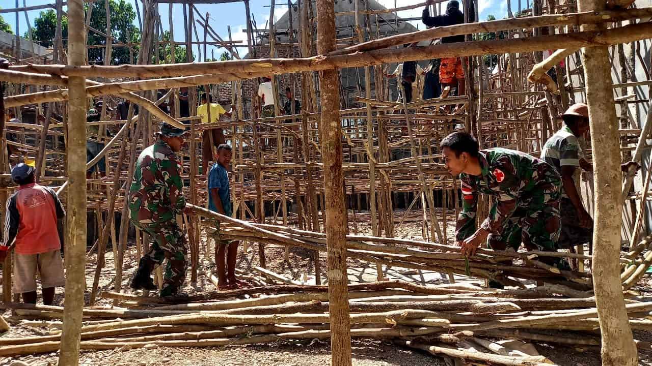 Satgas Yonif 743/PSY Gotong Royong Bantu Pembangunan Gereja Di Desa Inbate