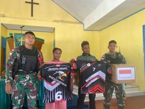 Bentuk Kepedulian Kepada Warga Papua, Satgas Pamtas Yonif 711/Rks Beri Sembako dan Baju Olahraga