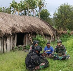 Melalui Komsos, Satgas Pamtas Yonif Raider 142/KJ Pererat silaturahmi dengan Ondo Api Desa Bolakme