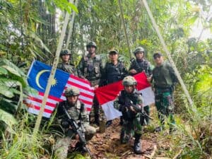 Patroli Gabungan Satgas Pamtas Yonif 645/Gty dan Tentera Diraja Malaysia (TDM)