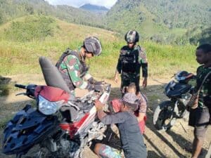 Buka Bengkel Motor Gratis, Satgas Yonif Raider 303 Bantu Atasi Ketiadaan Peralatan Kendaraan Warga Papua