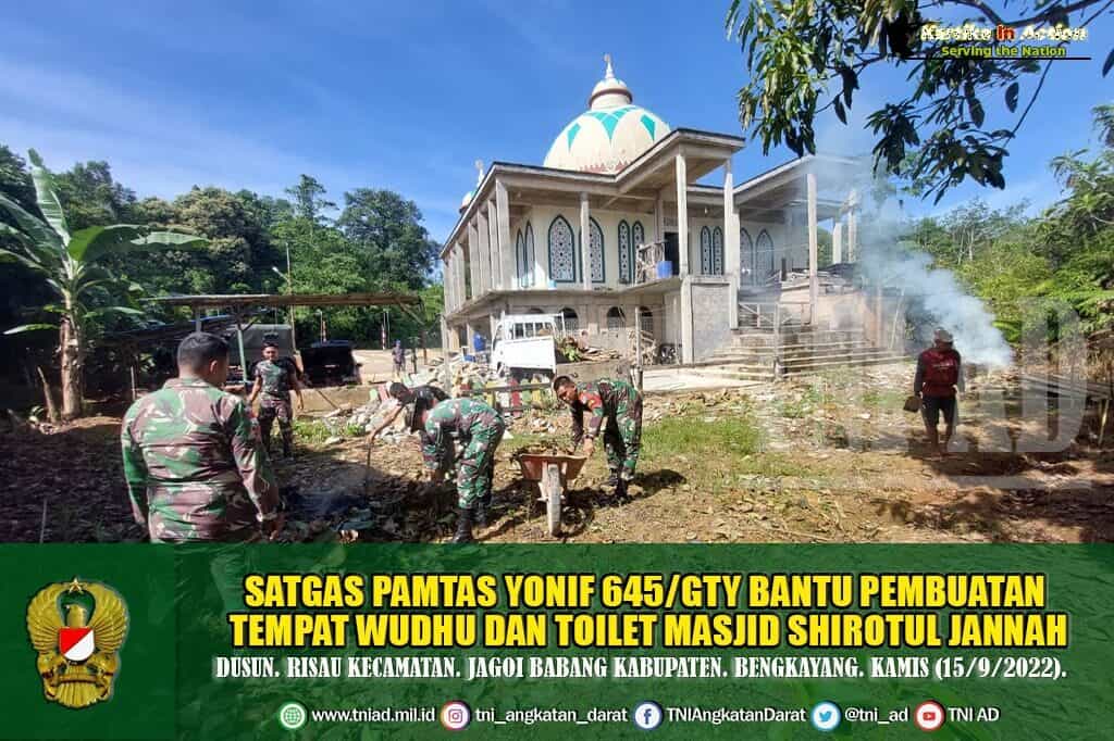 Satgas Pamtas Yonif 645/Gty Bantu Pembuatan Tempat Wudhu dan Toilet Masjid Shirotul Jannah