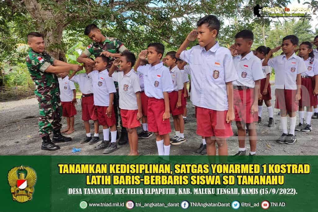 Tanamkan Kedisiplinan, Satgas Yonarmed 1 Kostrad Latih Baris-Berbaris Siswa SD Tananahu