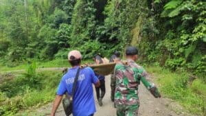 Satgas Yonif 645/Gty Bantu Tandu Warga Yang Sakit di Perbatasan