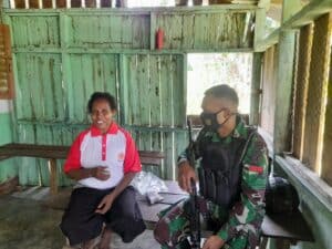 Tingkat Nasionalisme, Satgas Pamtas Yonif 711/Rks Bagikan Baju Merah Putih di Perbatasan RI-PNG