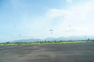Gunakan 4 Pesawat Hercules, Ratusan Pasukan Linud Kostrad Lakukan Penerjunan Di Lombok