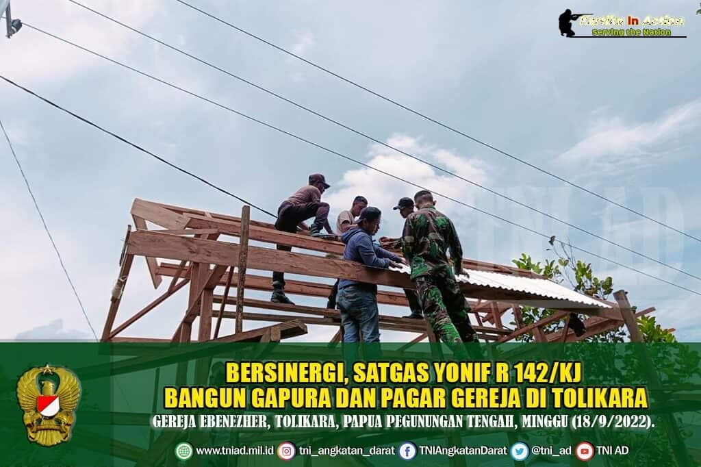 Bersinergi, Satgas Yonif R 142/KJ Bangun Gapura dan Pagar Gereja di Tolikara