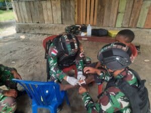 Gerak Cepat, Satgas Pamtas Yonif 711Rks Obati Anak Terluka di Keerom Papua