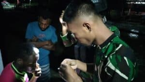 Kesigapan Satgas Pamtas Yonif 711/Rks Obati Warga Papua yang Terluka di Bagian Kepala