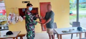 Sering Diobati Personel Satgas Yonif 645/GTY, Warga Perbatasan Sukarela Serahkan Senpi Rakitan