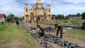 Wujudkan Toleransi Umat Beragama, Satgas Yonahanud 3/YBY Bangun Gereja di Tobelo Bersama Warga