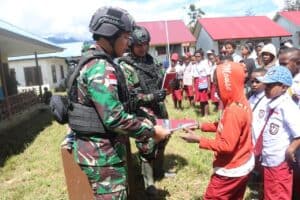 Keceriaan Siswa Papua, Satgas Yonif R 303/SSM Bantu Pulihkan Pendidikan di Distrik Distrik Ilaga