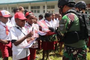 Keceriaan Siswa Papua, Satgas Yonif R 303/SSM Bantu Pulihkan Pendidikan di Distrik Distrik Ilaga