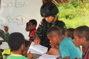 Keceriaan Anak-Anak Papua Belajar Bersama Satgas Yonif 725/Wrg