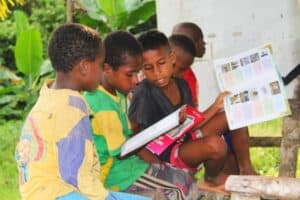 Keceriaan Anak-Anak Papua Belajar Bersama Satgas Yonif 725/Wrg