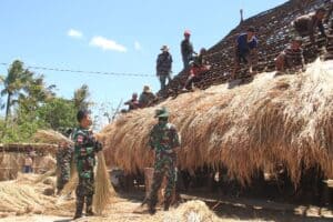 Satgas Pamtas Yonif RK 744/SYB Bantu Renovasi Rumah Adat Desa Lookeu