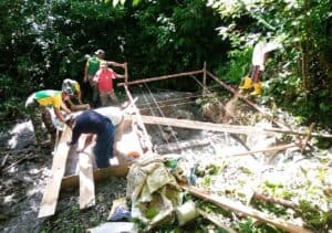 Satgas Yonarmed 1 Kostrad Bantu Masyarakat Bangun Bak Penampungan Air di Negeri Tuhaha